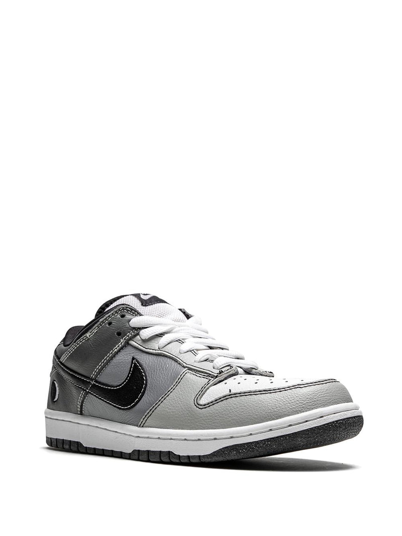 Nike SB Dunk Low sneakers